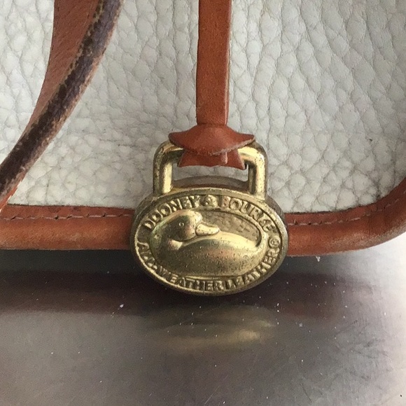 Vintage Dooney & Bourke all weather leather cross body. White leather/ tan trim - Picture 4 of 14